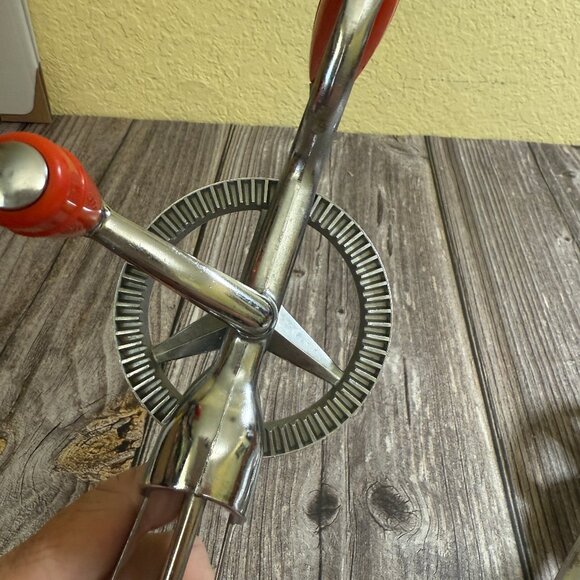 2 Vintage Egg Beaters 1 Red EKCO, 1 Unbranded Off-White Work Great SS Blades - Picture 6 of 8